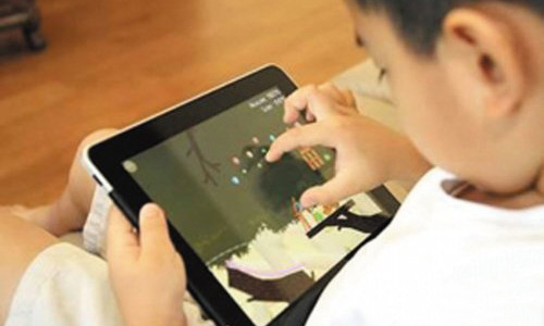 小孩暑假愛玩手機(jī)、iPad